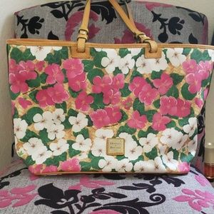 Dooney &Bourke large tote & matching wristlet